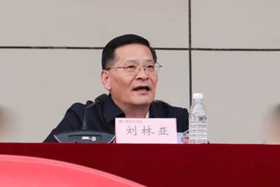 图片包含 室内, 桌子, 女人, 男人 描述已自动生成 图片包含 室内, 桌子, 女人, 男人 描述已自动生成