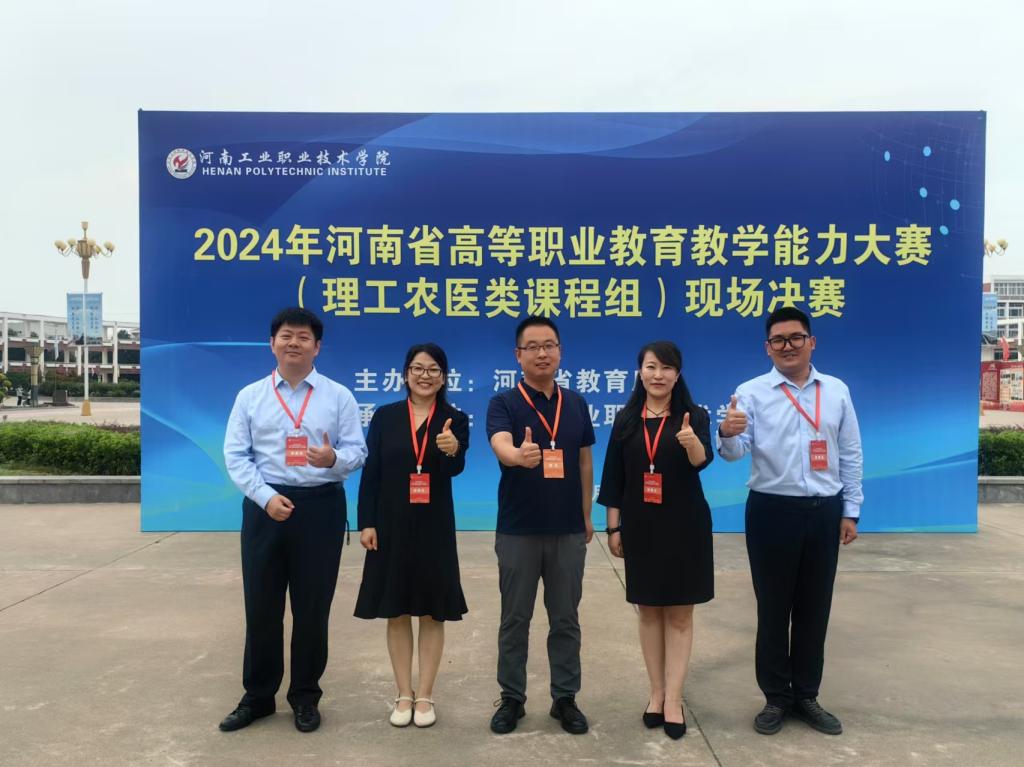 一群人站在一起合影描述已自动生成