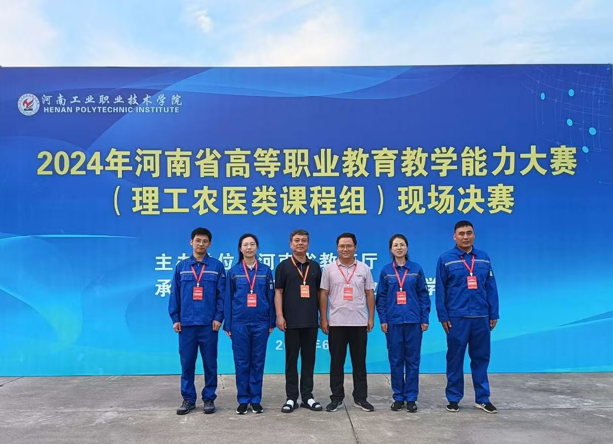 一群人站在一起合影描述已自动生成