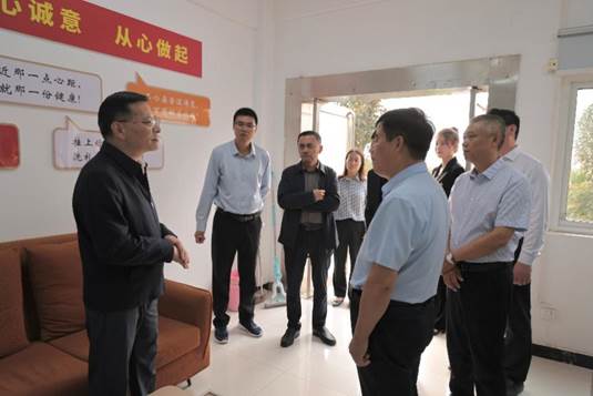 一群男人和女人站在室内 描述已自动生成 一群男人和女人站在室内 描述已自动生成